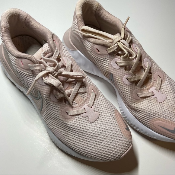 Nike Renew Run Barely Rose - Women’s US 9 - Picture 3 of 4